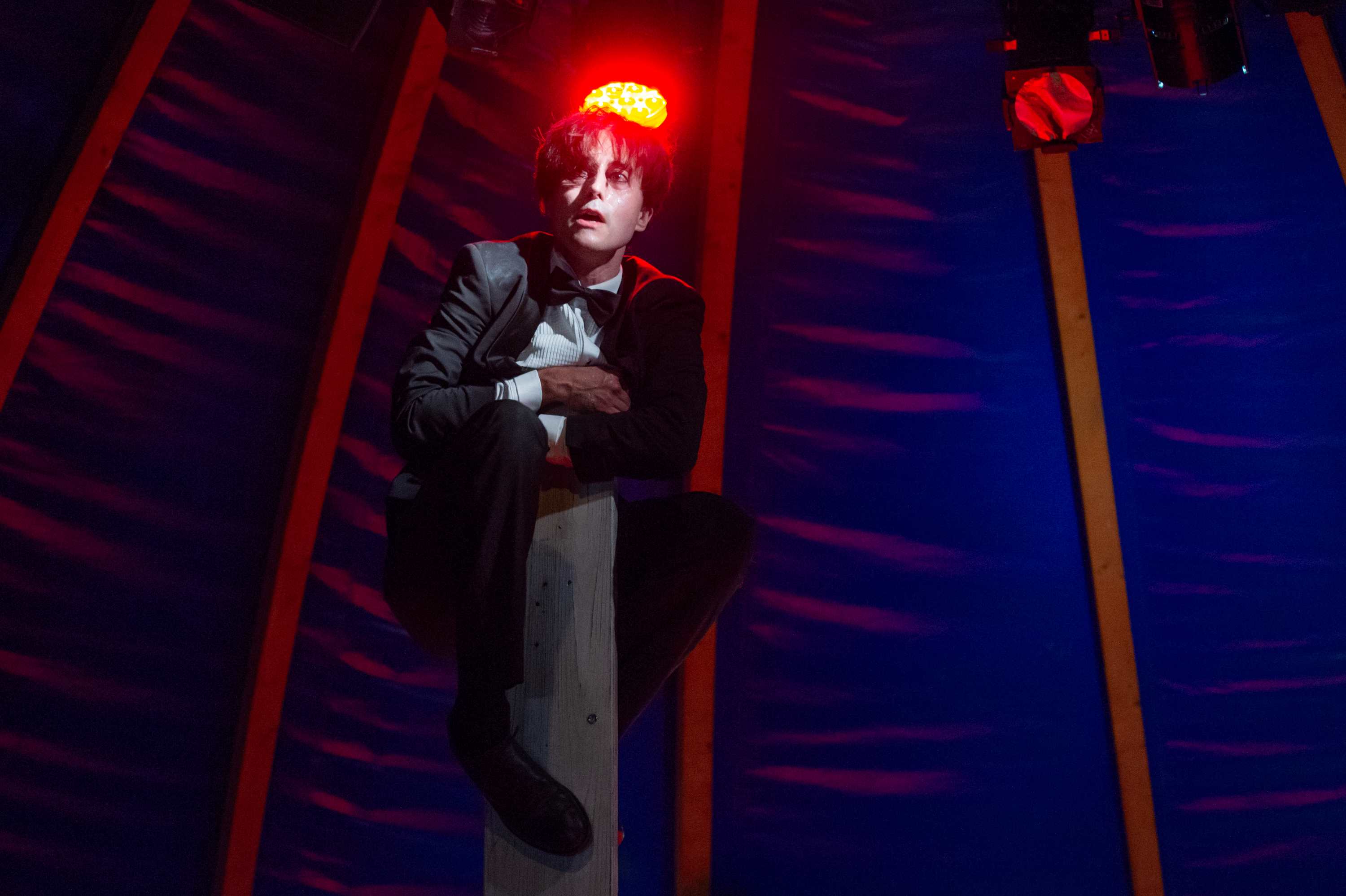 © Félix Imhof - Guy Montag accroché à une planche du plateau placée à la verticale