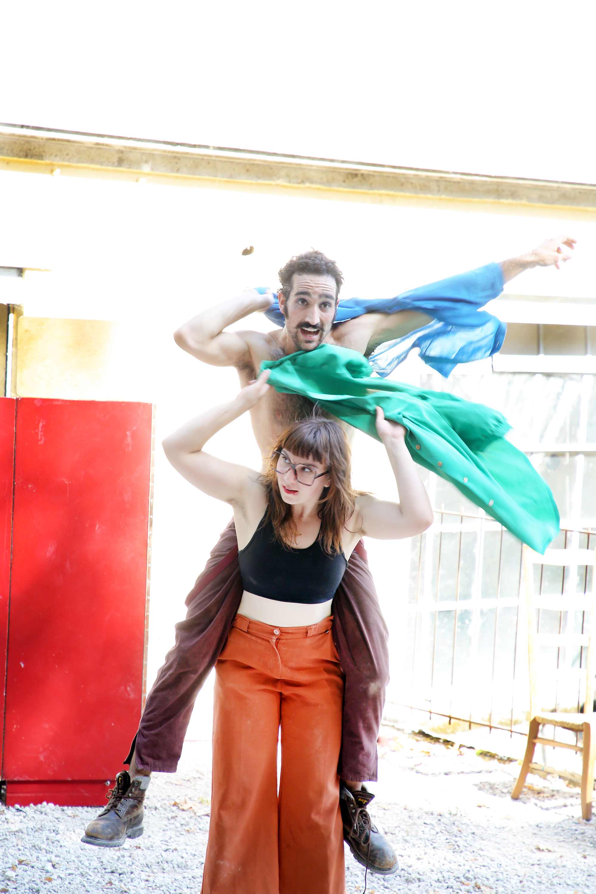 © Xavier Cantat - La Cie Juste ici en pleine représentation de Quand les poissons auront soif