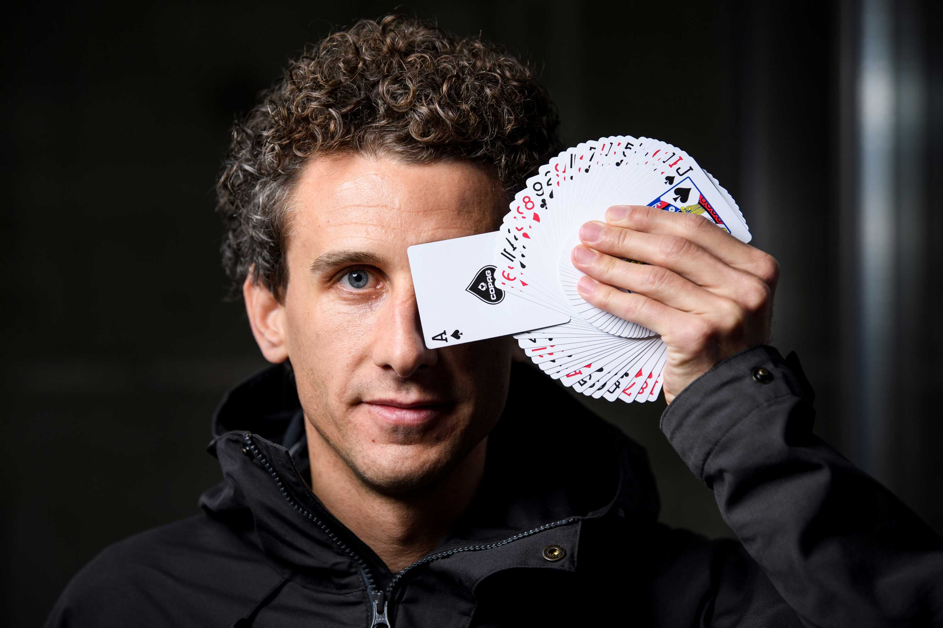 © der-lionel.ch – Parfaitement bilingue, le magicien joue de son accent tout au long du spectacle pour renforcer le fond de son propos.