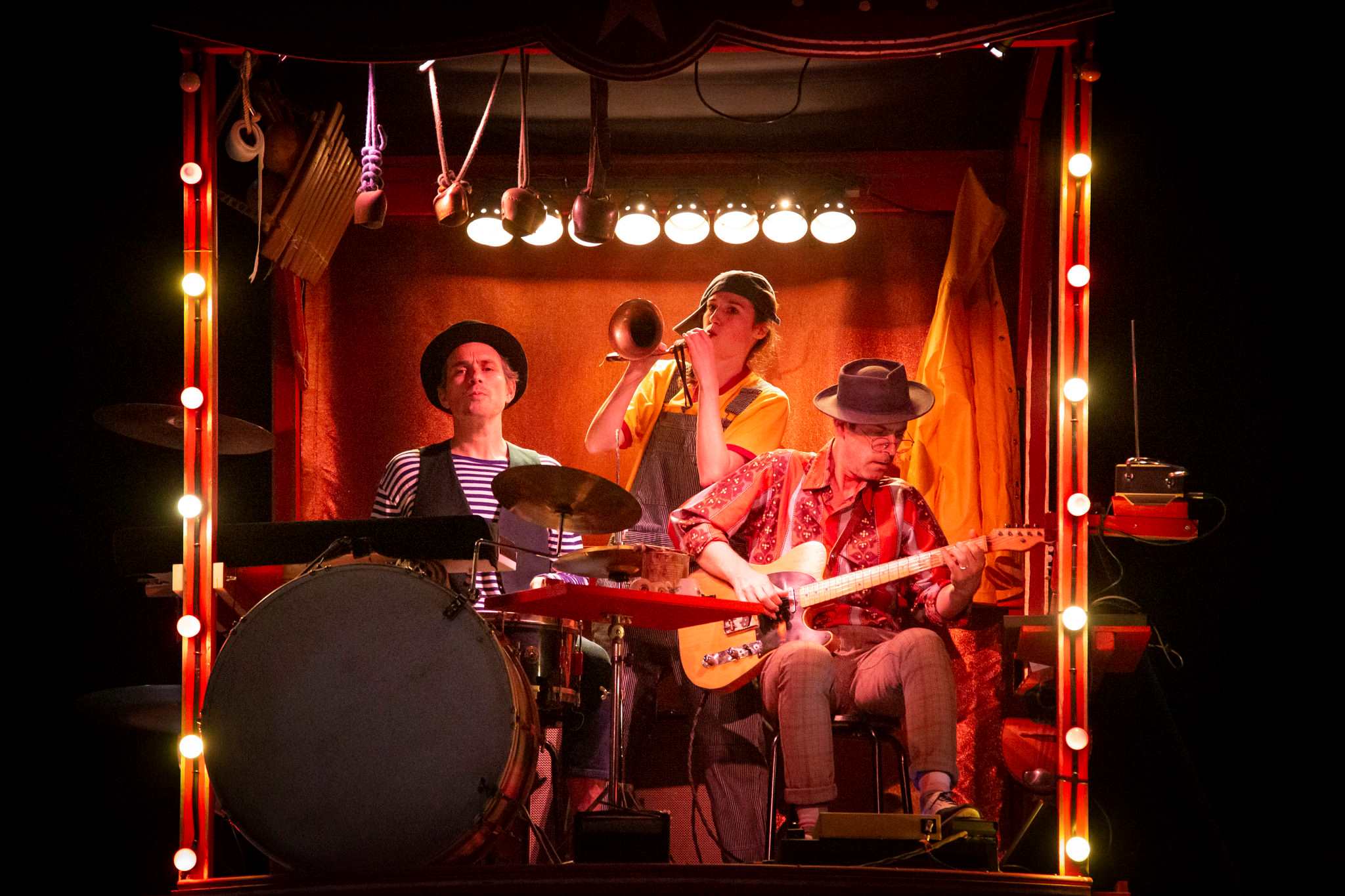 © Dorothée Thébert – Perchés dans une petite boîte à musique, les musiciens accompagnent toute la pièce