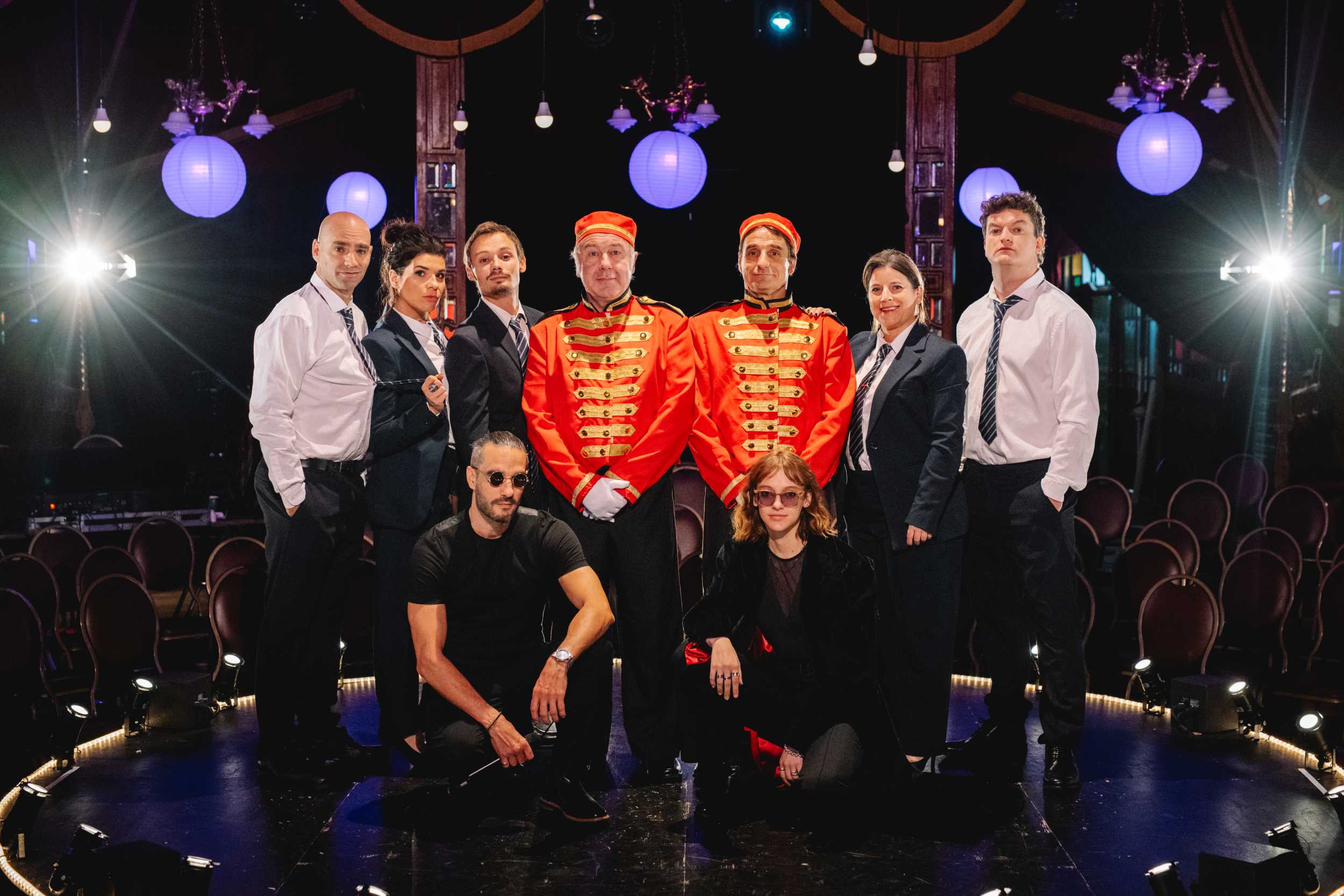 © Elsa Mesot/Revue Vaudoise – L’équipe de la revue au complet avec debout, de gauche à droite : Karim Slama, Jenny Lorant, Jessie Kobel, Jean-Luc Barbezat, Benjamin Cuche, Nathalie Devantay et Lord Betterave. Assis : Keumart et Léa Gambat