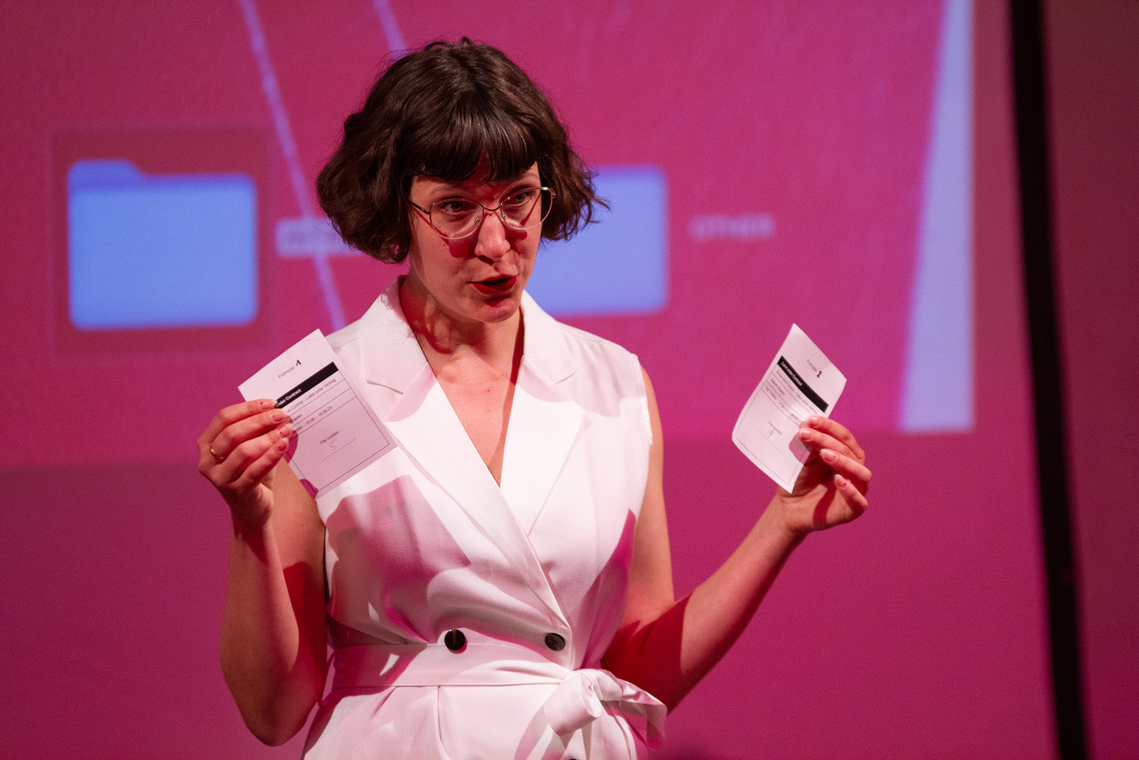 © Yoshiko Kusano – Jeanne Spaeter expliquant le contenu des numéros choisis par le public, dévoilant des archives de sa relation