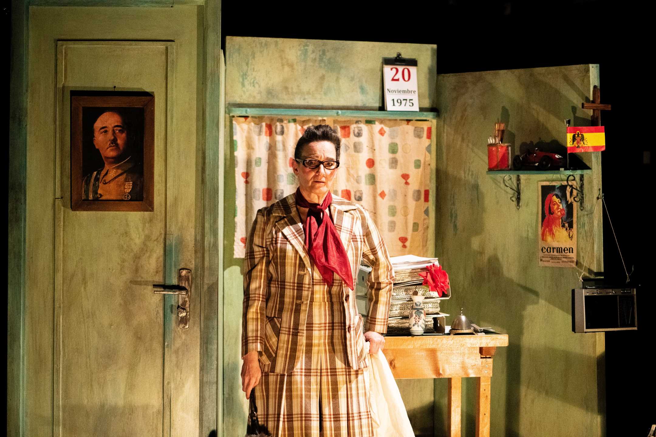 © Léo Burgy – Notre secrétaire enserrée dans un espace « gardé » par le portrait de Franco…