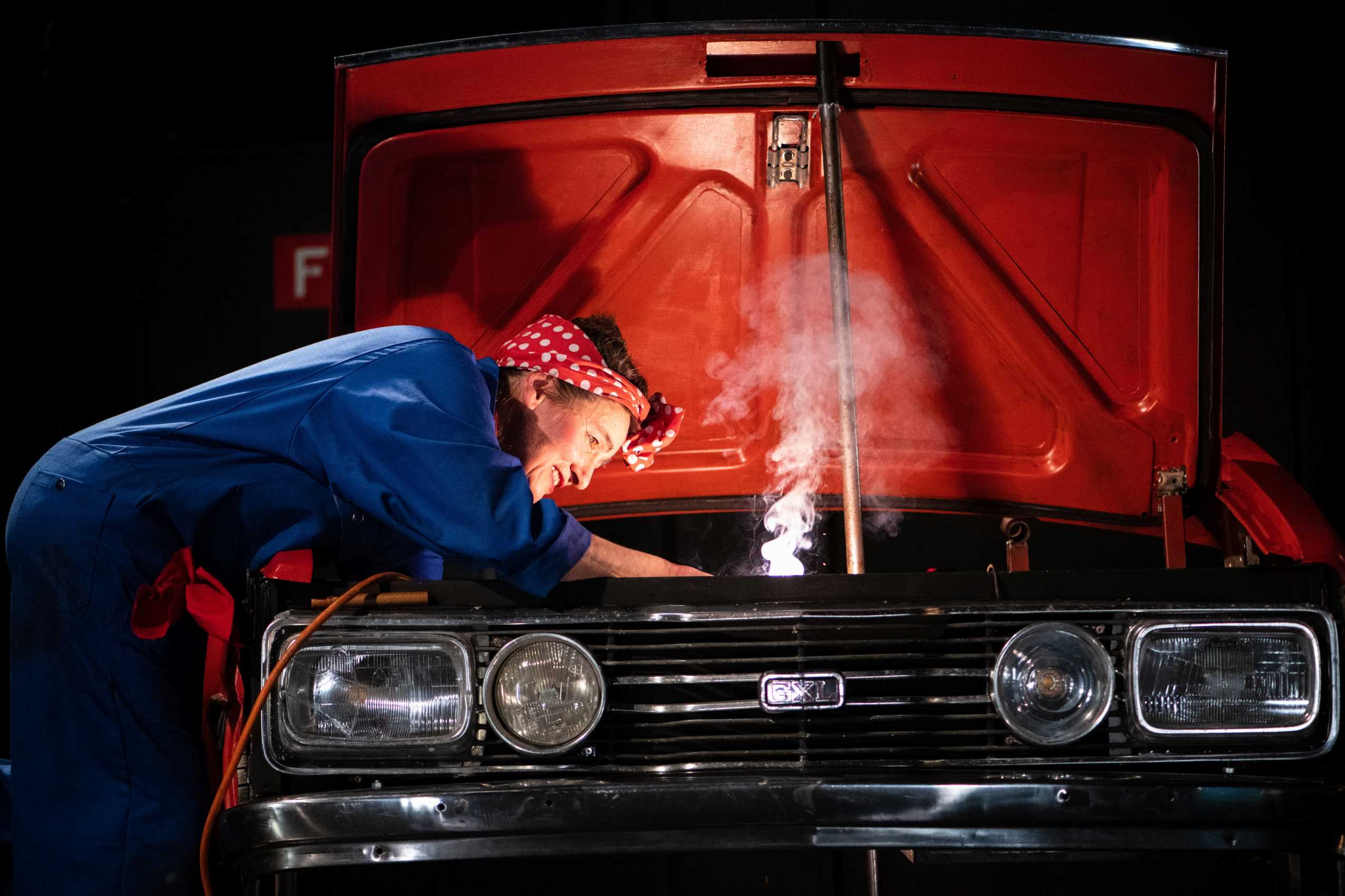 © Léo Burgy – Quand le feu intérieur et la fumée du moteur tournent dans le bon sens pour notre mécanicienne