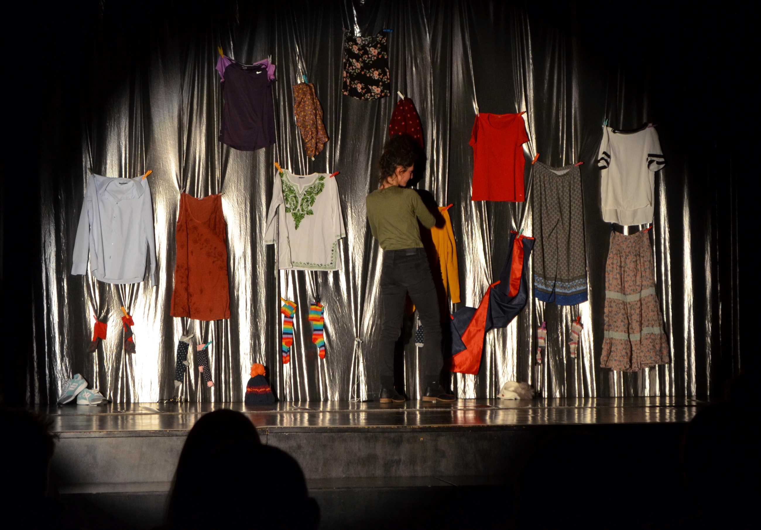 © Leana Catalfamo – Emilia Catalfamo enfile le rôle de l’enseignante et le chemisier jaune qui l’accompagne