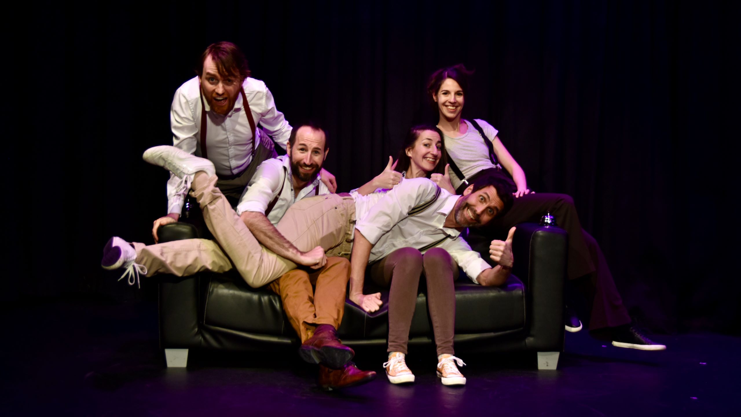 © Antonio Lopez – L’équipe de la compagnie Polyglots sur le canapé, le seul élément de mobilier présent sur scène