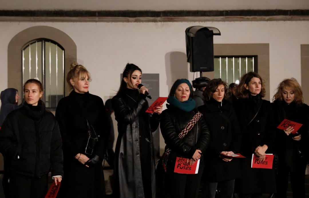 © Isabelle Meister – Moment solennel pour les 30 femmes partageant les mots de Perrine Le Querrec