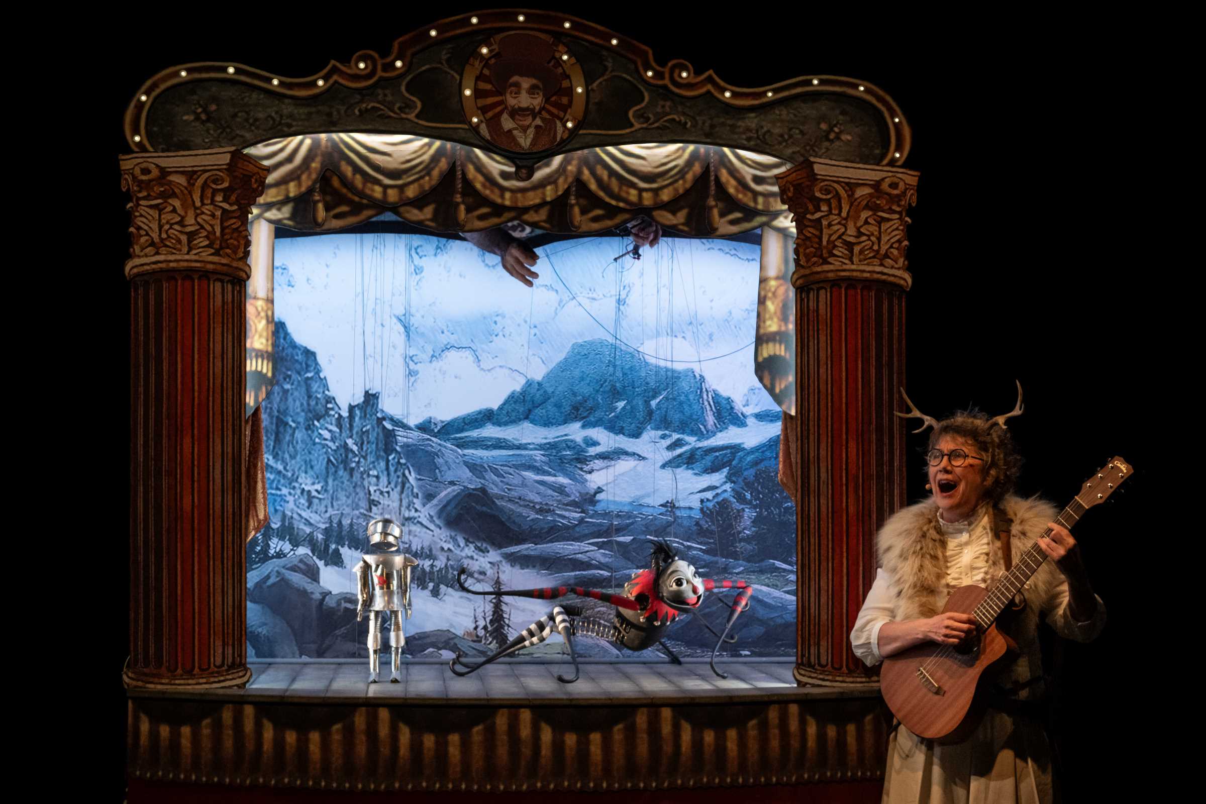 © Carole Parodi – Sophie Solo qui accompagne l’araignée et le soldat à la guitare