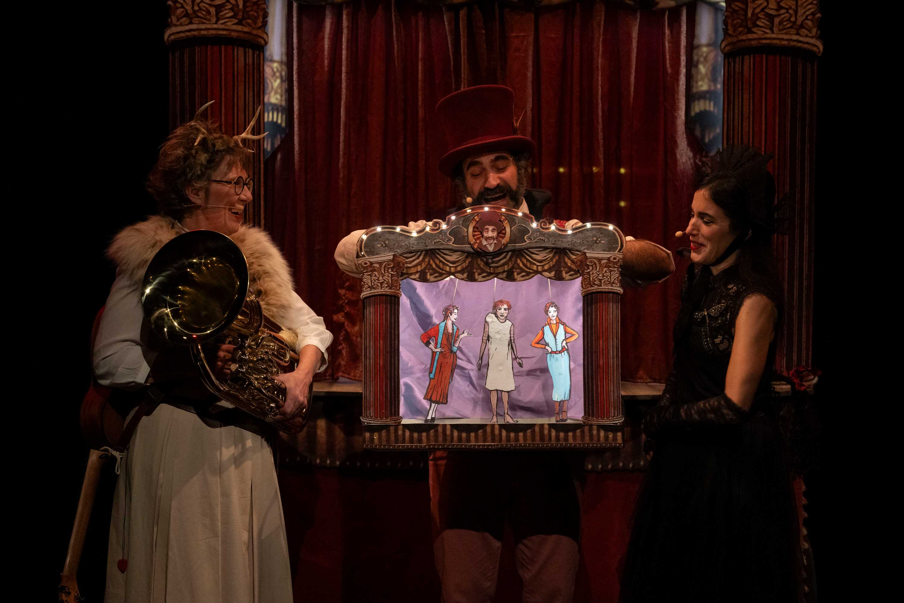 © Carole Parodi – Sophie Solo, Khaled Khouri avec devant lui un théâtre encore plus petit que son théâtre et Martine Corbat