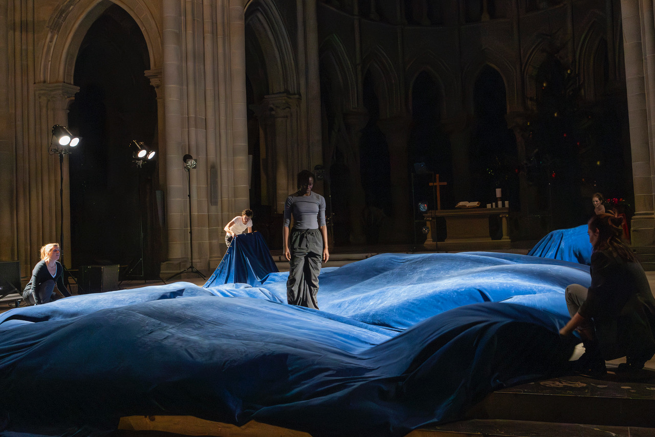 © Annabelle Zermatten – L’homonymie de la mer, océan de possibilités, de choix, de points d’interrogation englobant le chœur de la Cathédrale