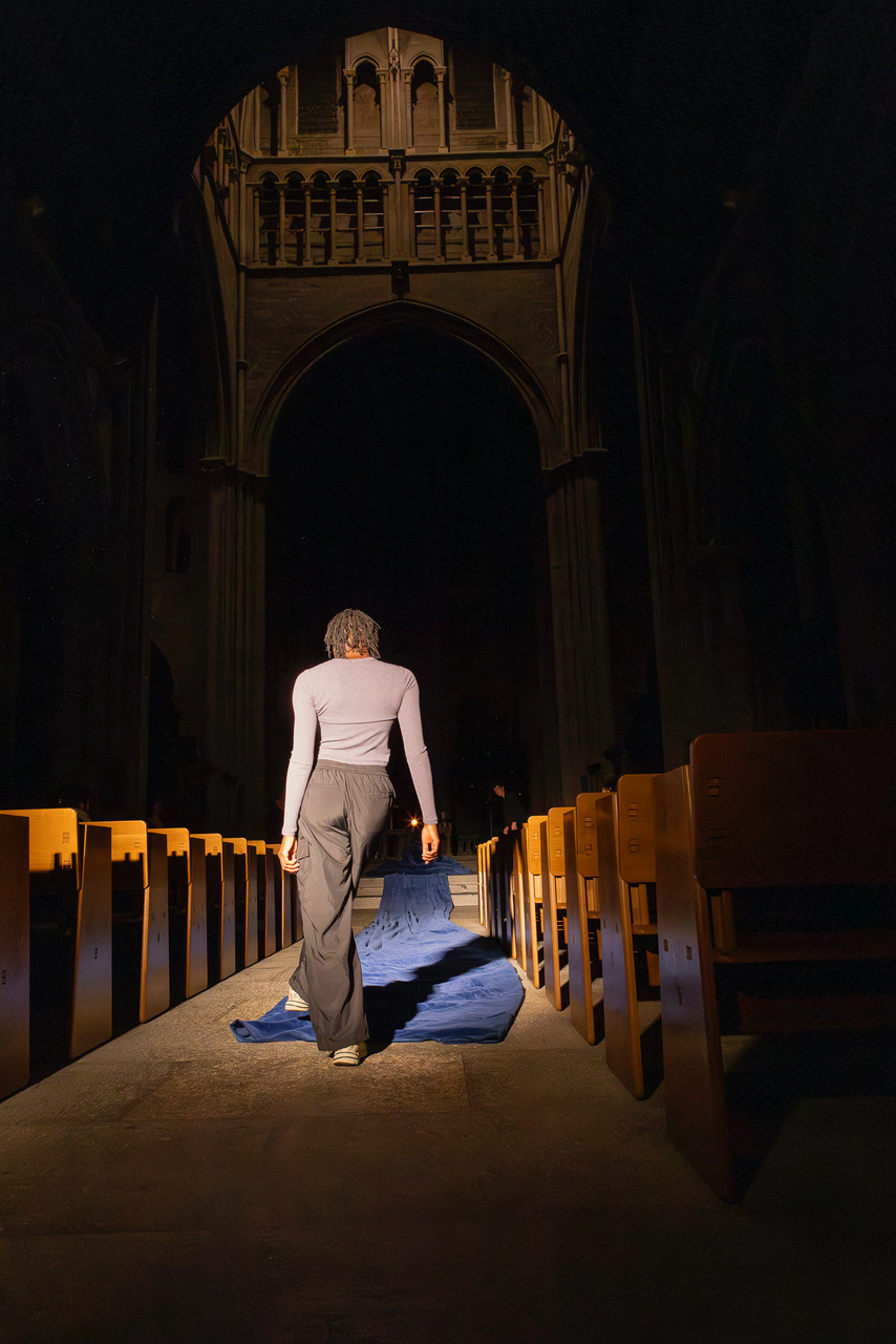 © Annabelle Zermatten – Figurer Marie sortant du cadre attendu, par le mouvement, conduisant à l’élargissement du tissu bleu qui formait son habillement qu’on lui connaît, ouvrant une voix nouvelle