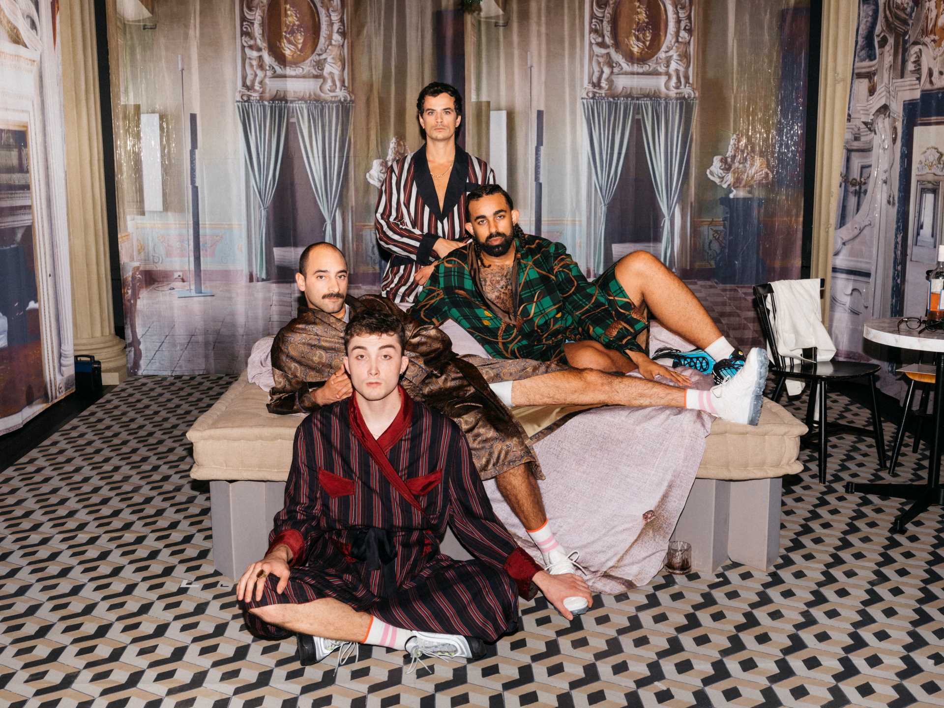 © Philip Frowein – Décor faste mêlé d’homoérotisme musardant.