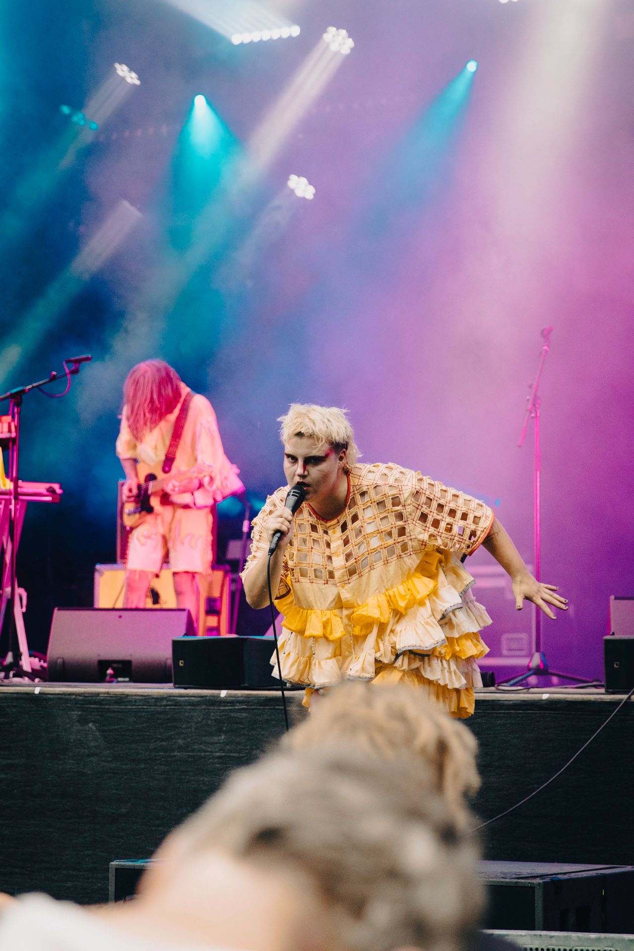 © Nikita Thévoz – Le duo Crème Solaire, tout de jaune vêtu