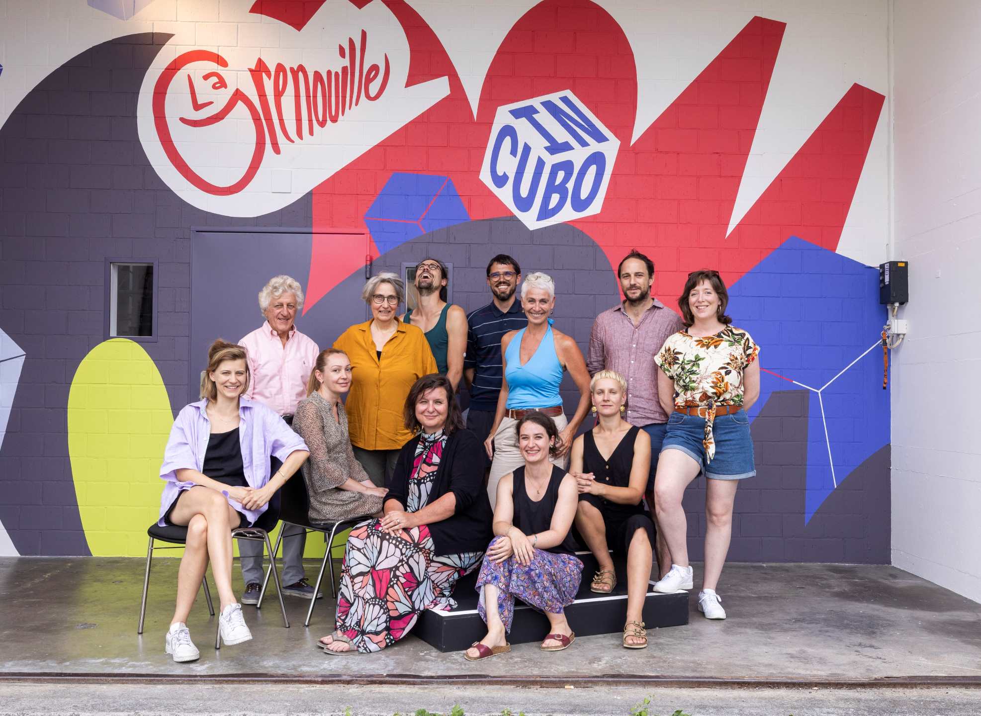 © Guy Perrenoud – L’équipe de la Grenouille et d’Incubo (qui remplace Format 26, création pour public adulte) devant les locaux repeints à neuf du Biotop