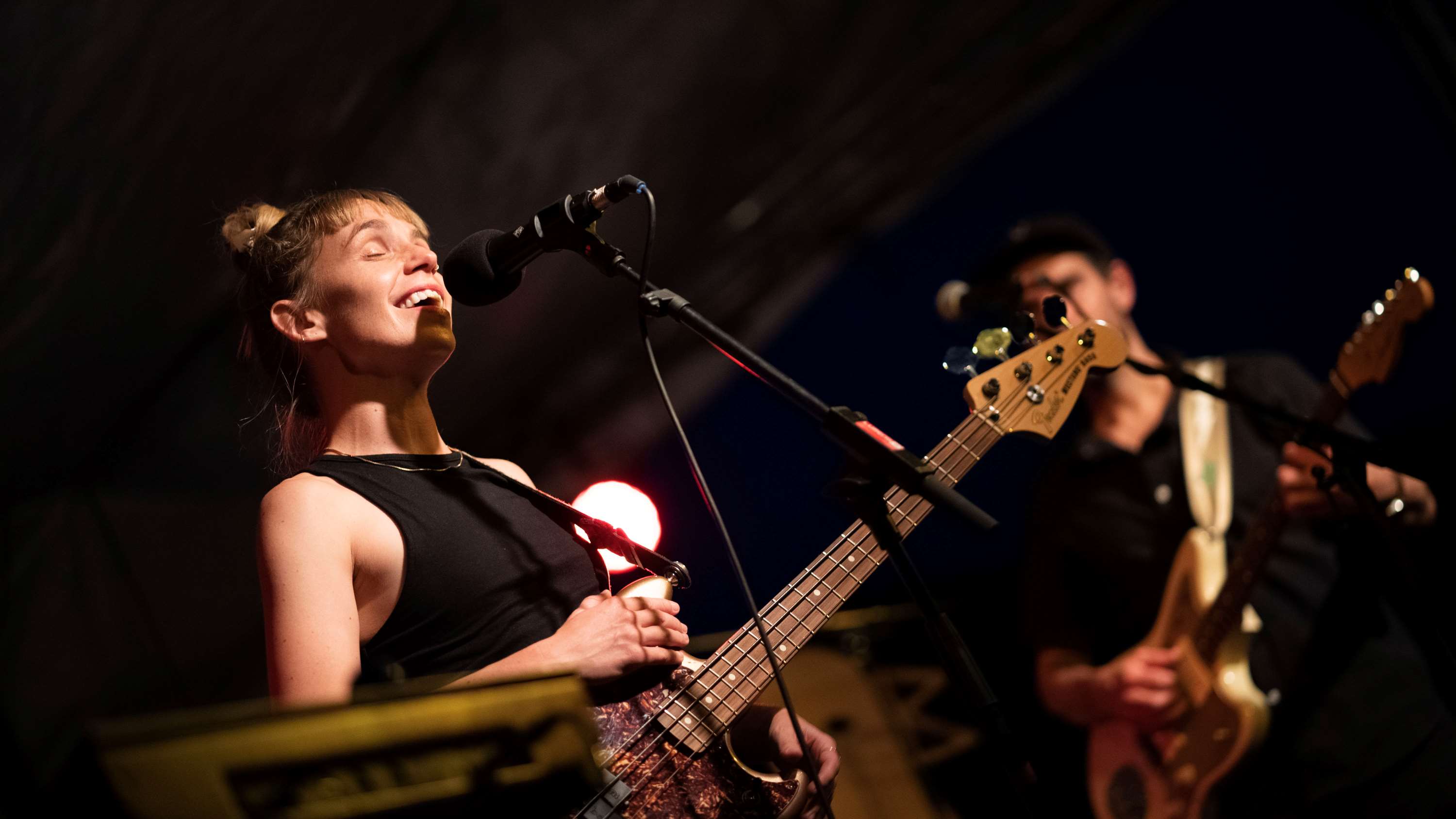 © Pierre Maleroy – La chanteuse Pauline Maurer et, derrière elle, le guitariste Sylvain Bach