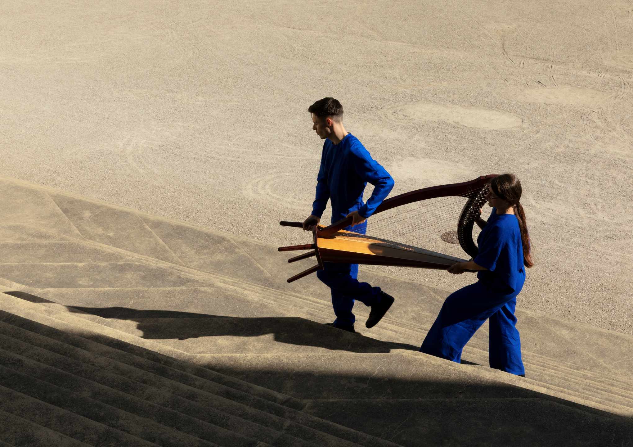 © Daniel Sutter – La harpe et les humains comme un corps