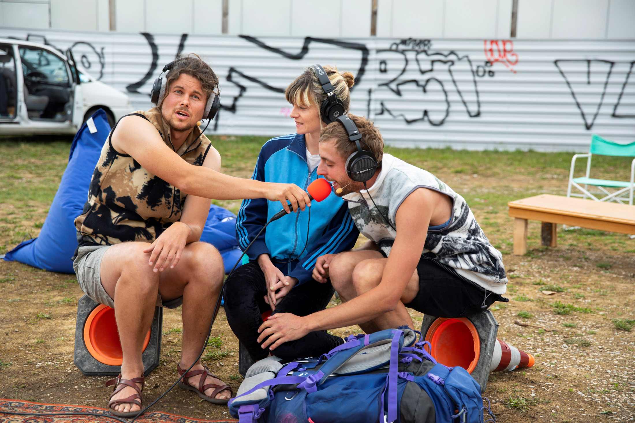 © Nicolas Lieber – Floriane se retrouve coincée entre des Allemands et un chien baveux