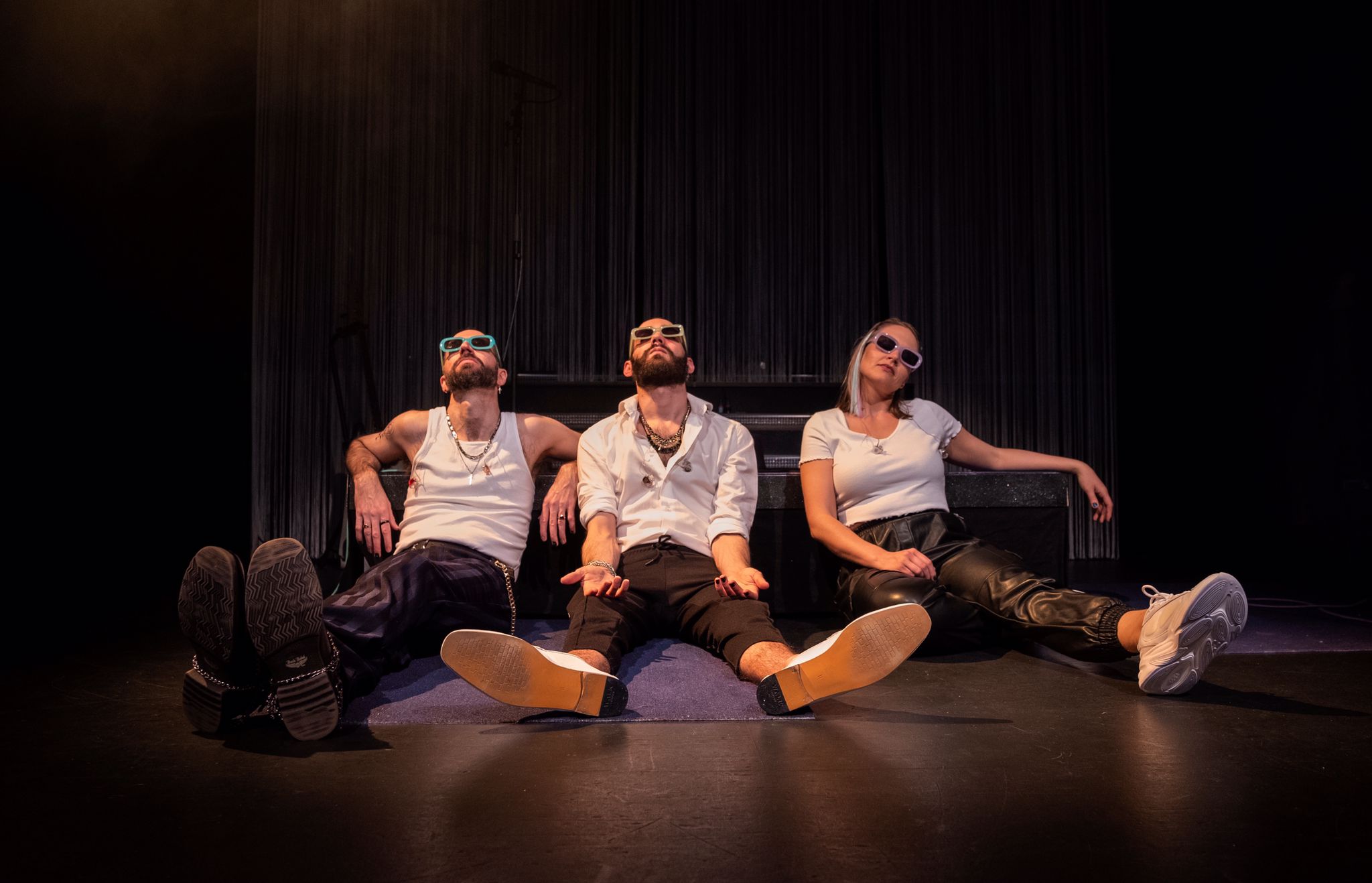 © Aurélia Thys – Paul, Boris et Coralie sur une plage espagnole durant la tournée européenne