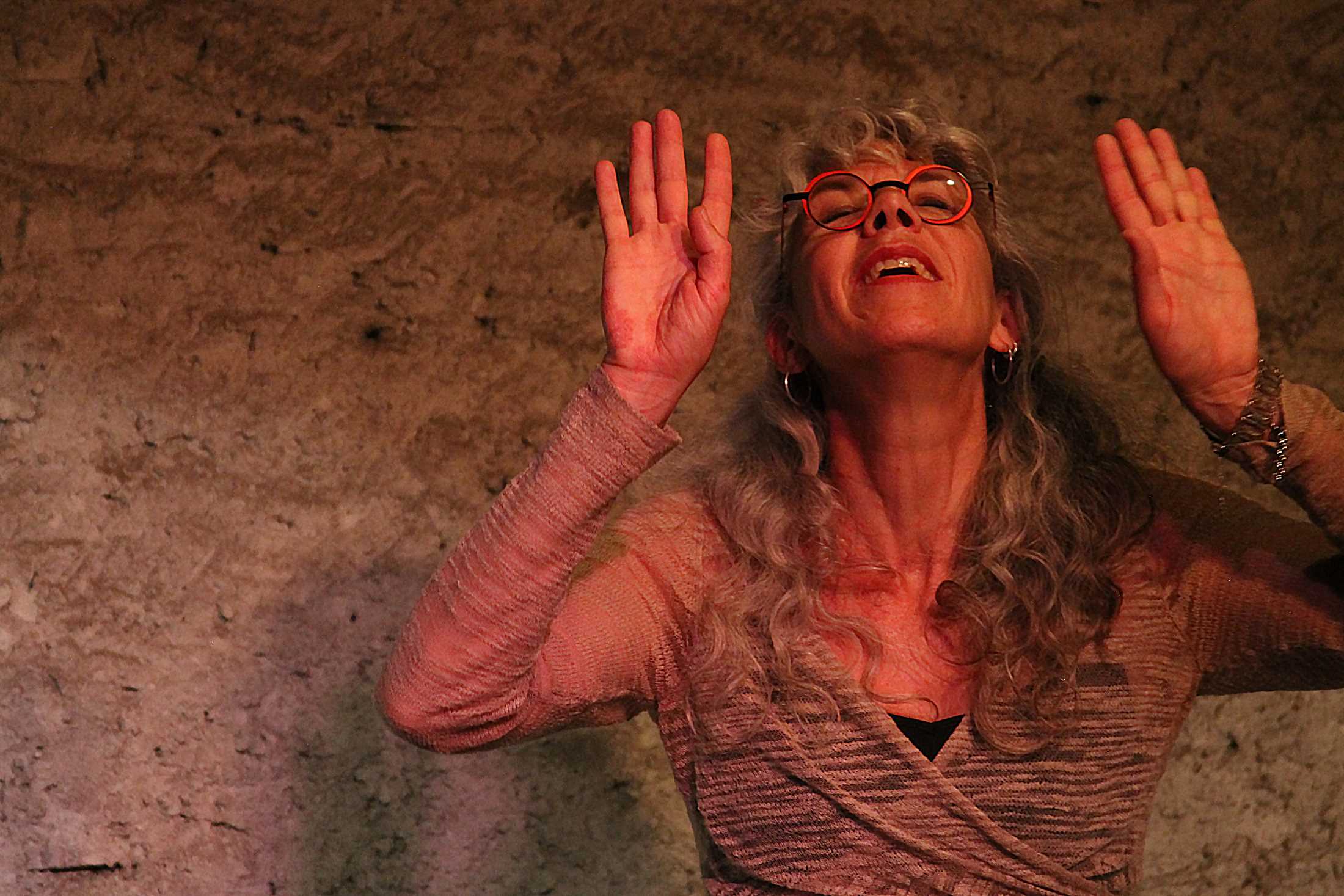 © Maurane Formaz – Les mimes et différentes gestuelles de la conteuse aident les auditeur.trice.s à s'immerger complètement dans les contes