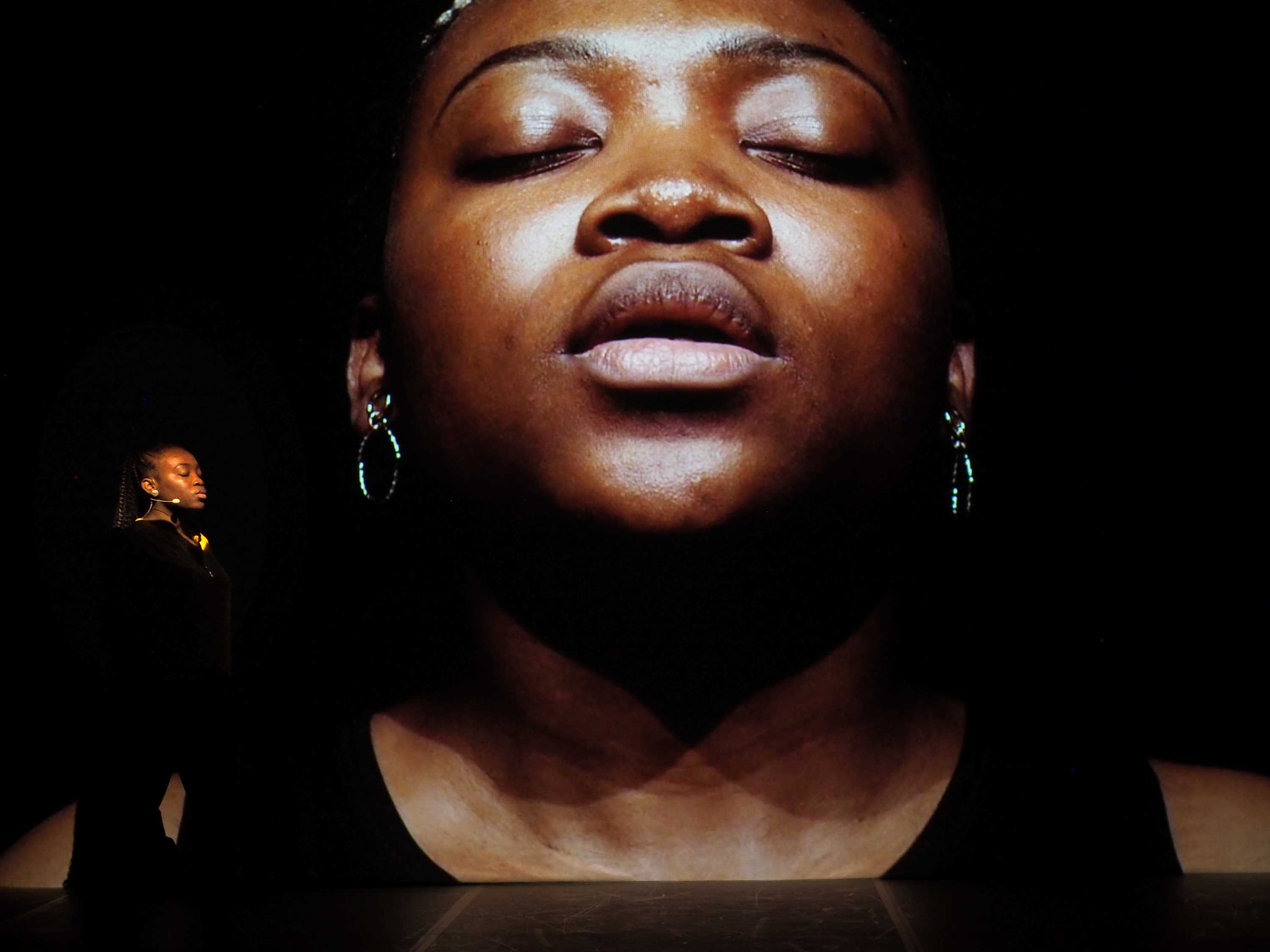 © Madani Compagnie – Les scènes se suivent dans une belle continuité, alternant moments explosifs et moments d’une grande douceur, comme ici l’Ave Maria de Schubert magnifiquement interprété par Marie Ntotcho