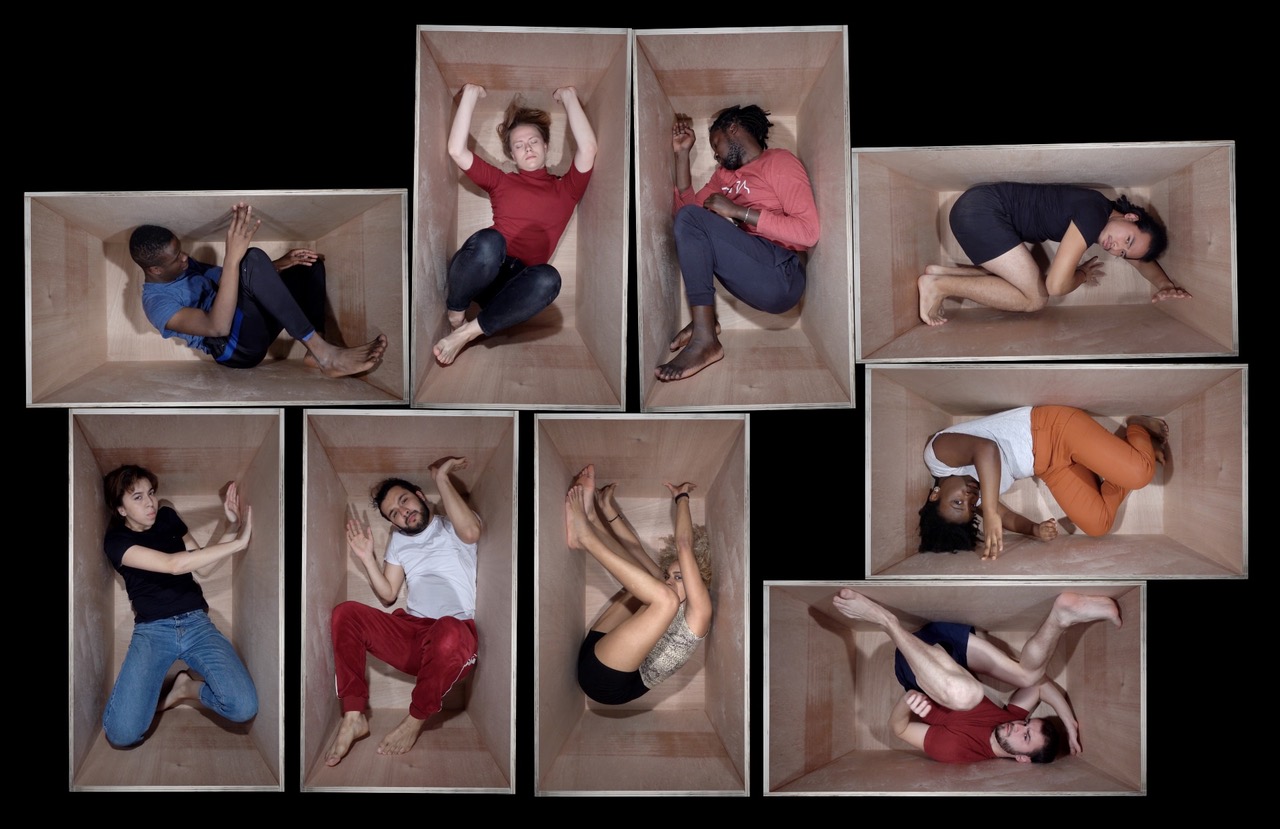 © Nicolas Clauss – Tenter de sortir des cases dans lesquelles on est enfermé·e malgré soi, un résumé du combat interne poursuivi par chacun·e des jeunes du spectacle