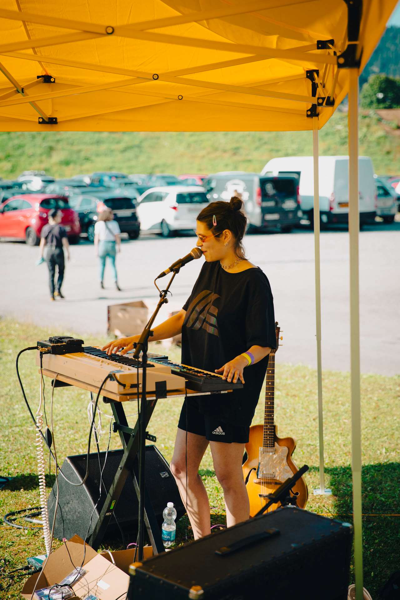 © Nikita Thévoz – Lorraine92 et ses synthétiseurs vintages font rêver le camping du Hautes-Fréquences