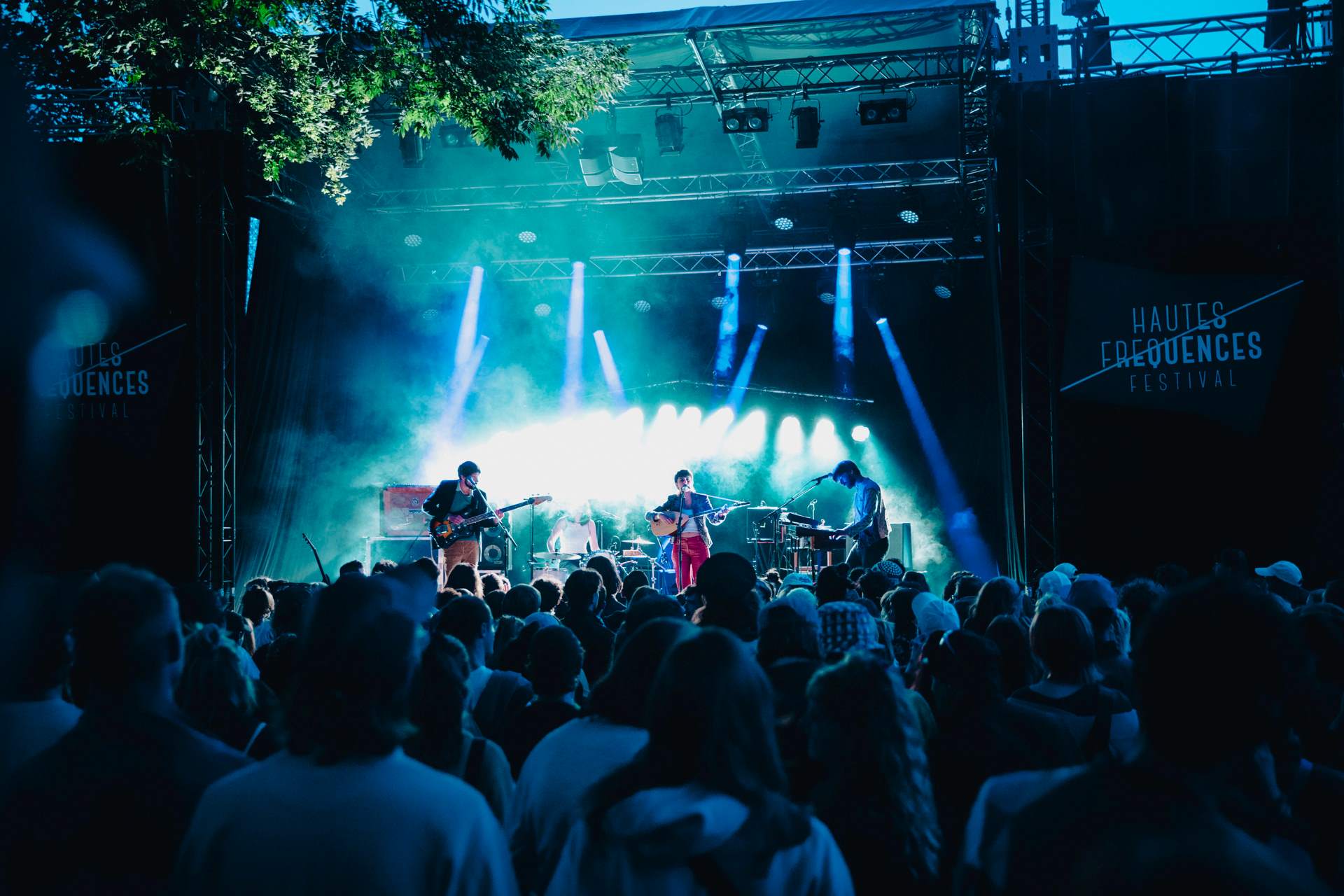 © Nikita Thévoz – Derya Yıldırım et sa bağlama (au centre) enflamme le festival avec Grup Şimşek