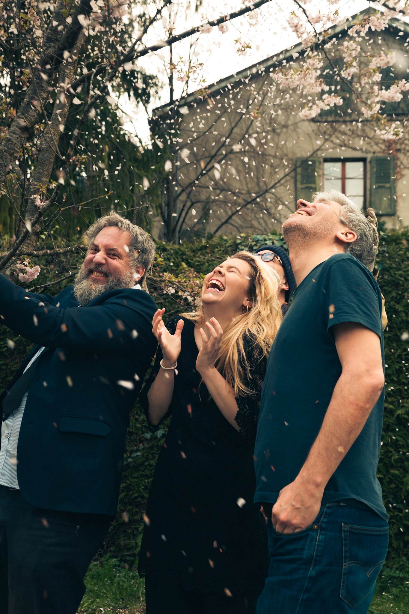 © Leticia Frei – La complicité des comédiens perceptible sous une neige de fleurs