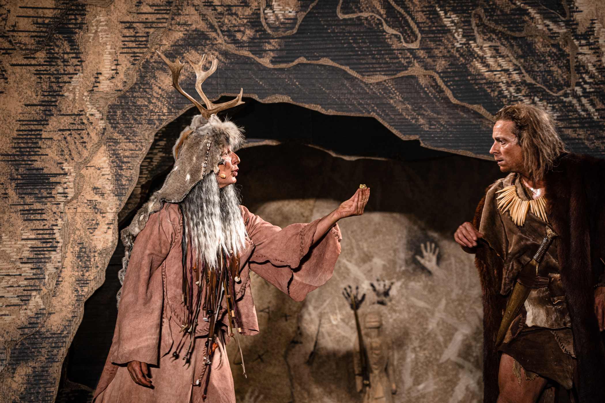 © Théâtre de Carouge – La chamane, symbole du monde en accord avec la nature, en face du chef de clan, appâté par l’or