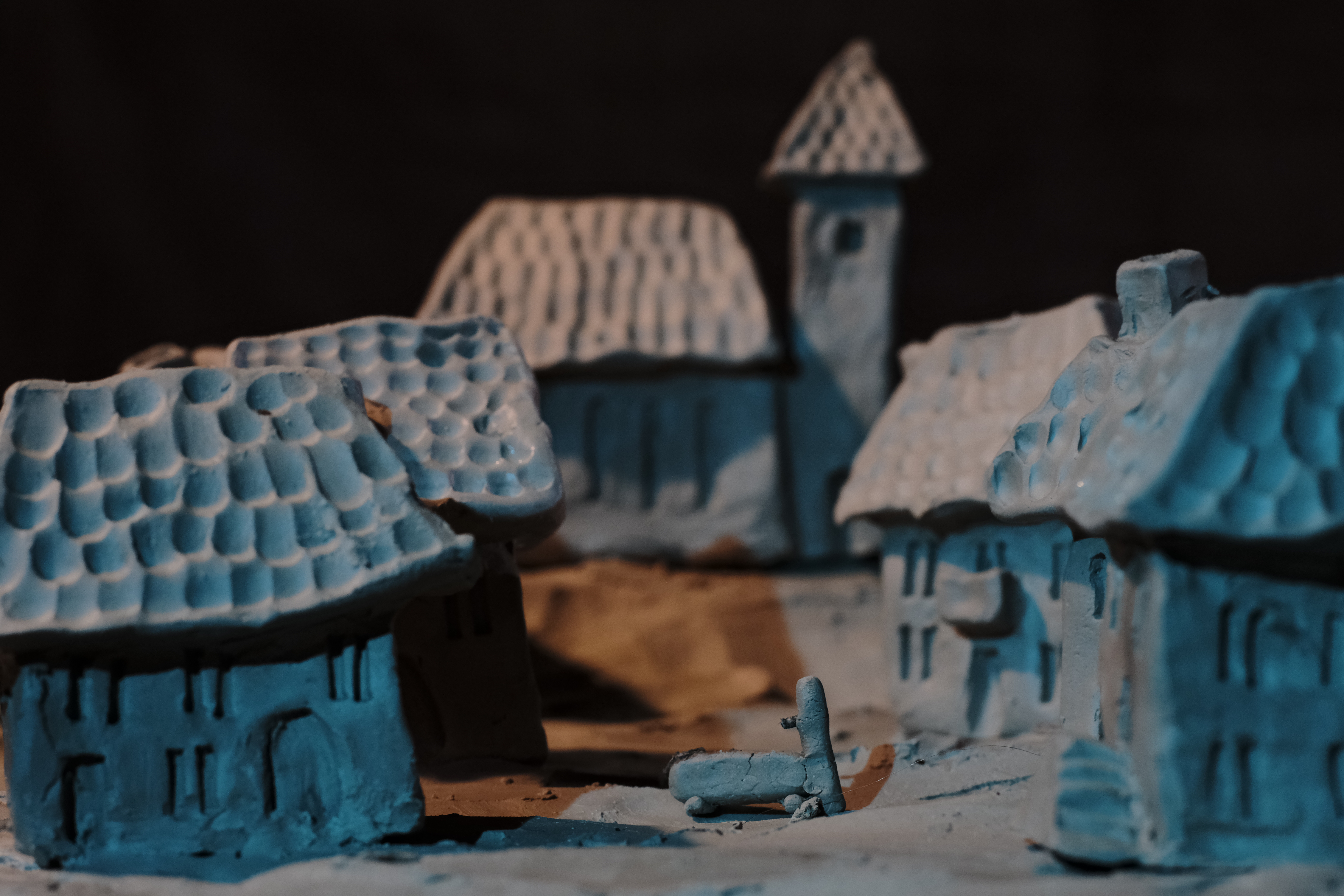 © Merlin Delens – Le village d’argile fait office de décor, grâce à un ingénieux système de projection simultanée, et évolue au fil du spectacle.