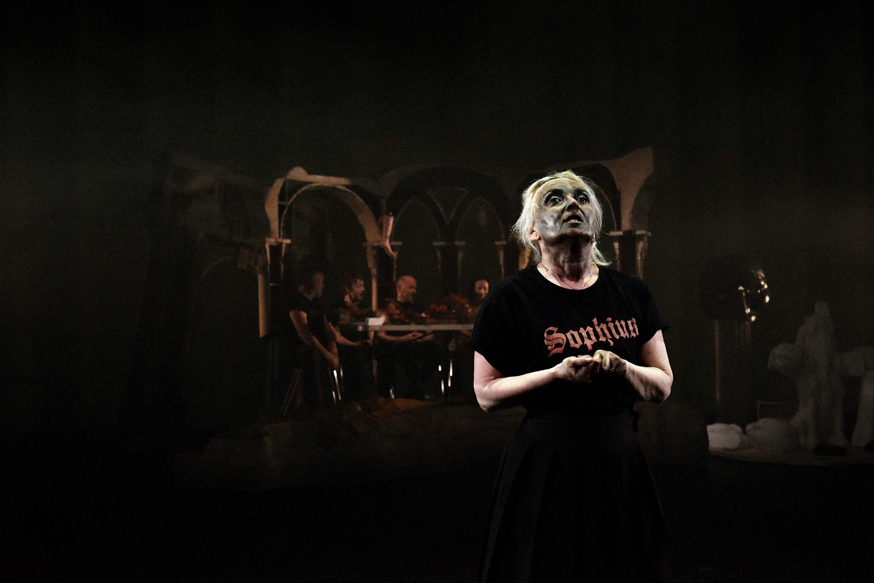 © Philippe Lebruman – Un personnage qui vient de se noircir le visage sur scène