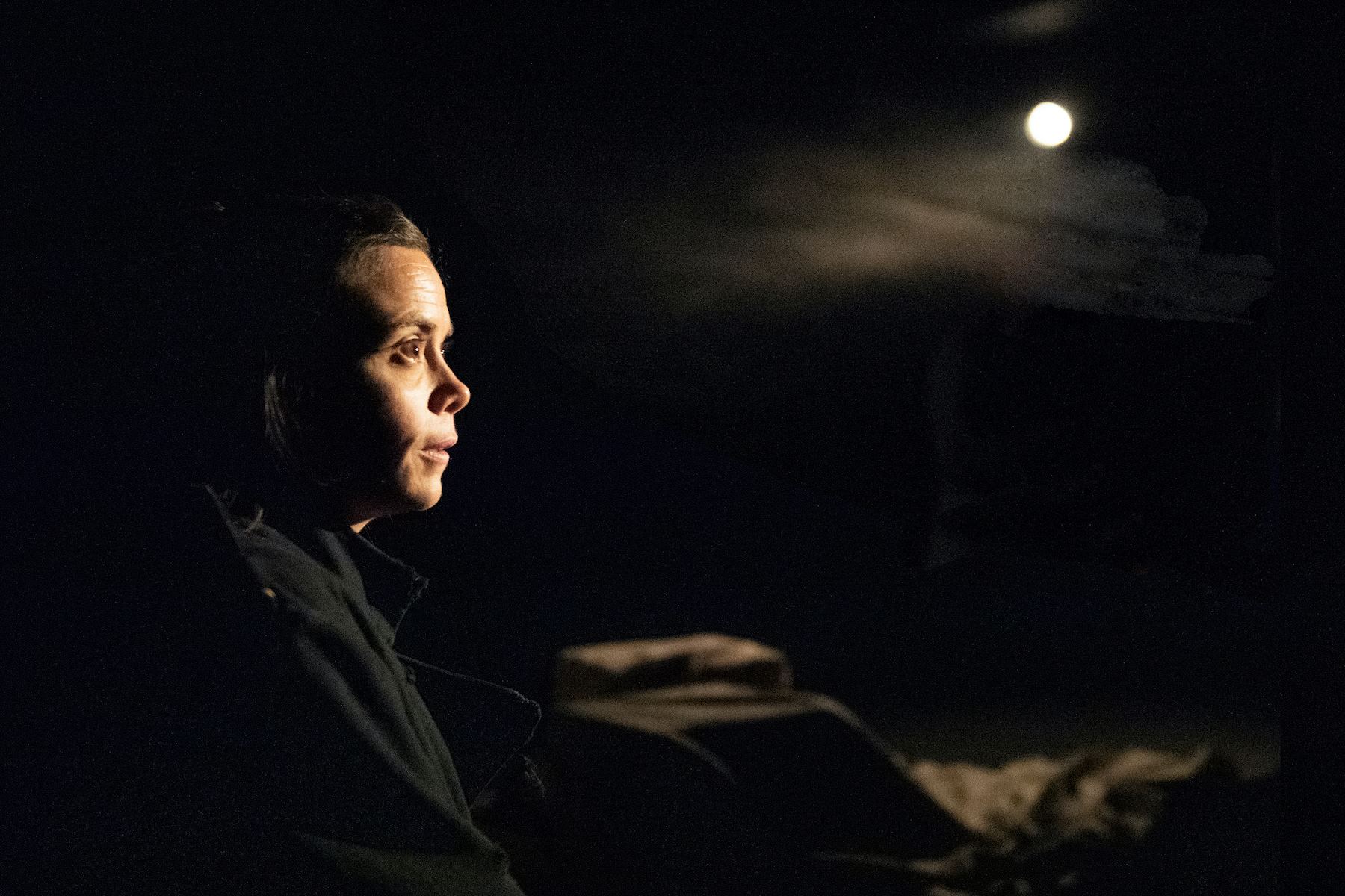 © Daniel Calderon – Non sans humour, Louise Michel interprétée par Charlotte Filou, nous conte les épisodes marquants de sa vie