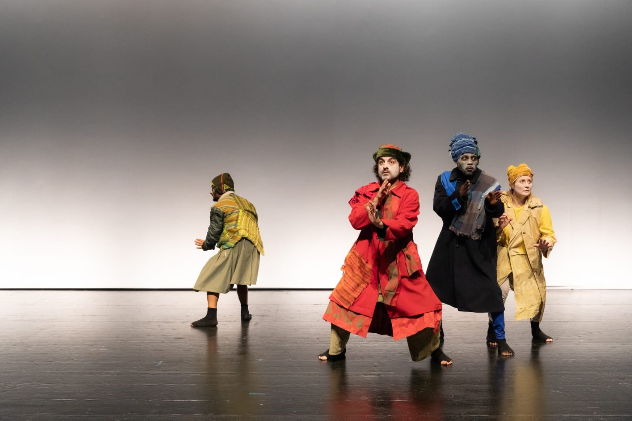 © Erika Irmler – Un univers hostile se dessine dans les regards et les gestes prudents. 