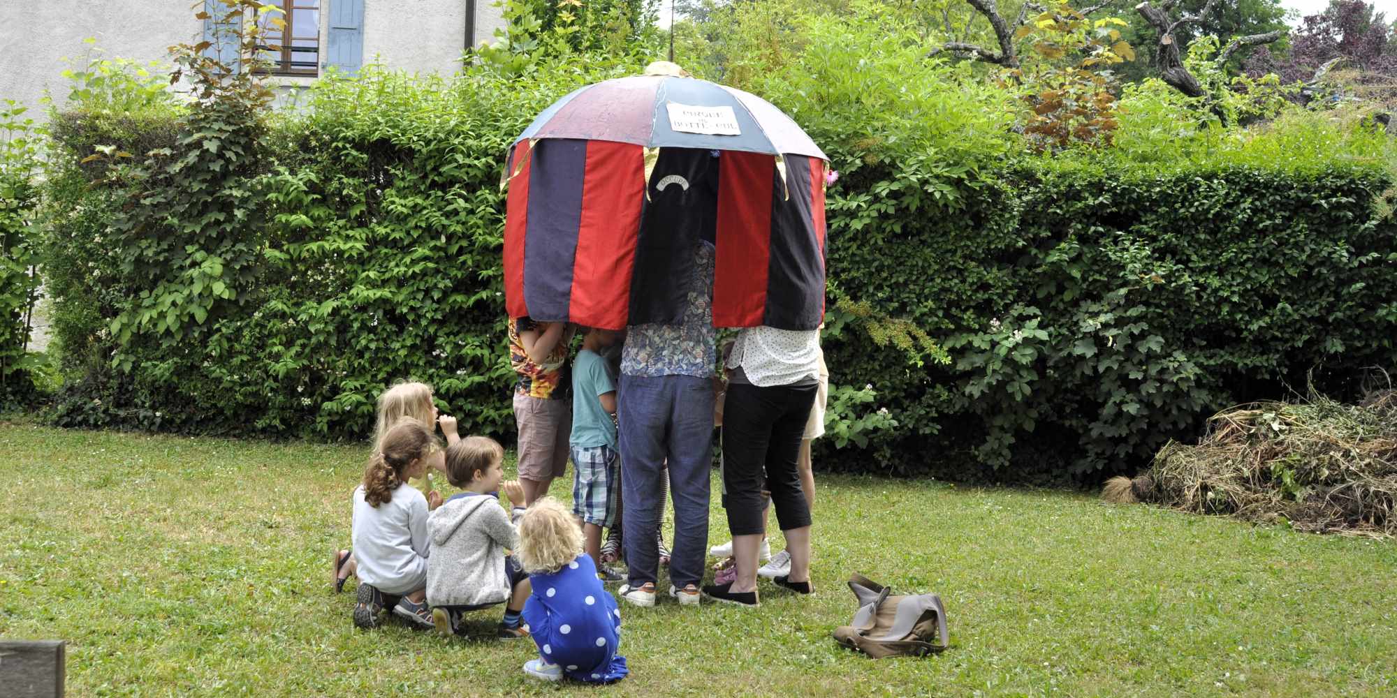© Christophe Delesques – Le cirque du botte-cul se présente comme le plus petit cirque du monde ! Giulia Belet nous invite sous son parapluie-chapiteau pour sept minutes de petits numéros.