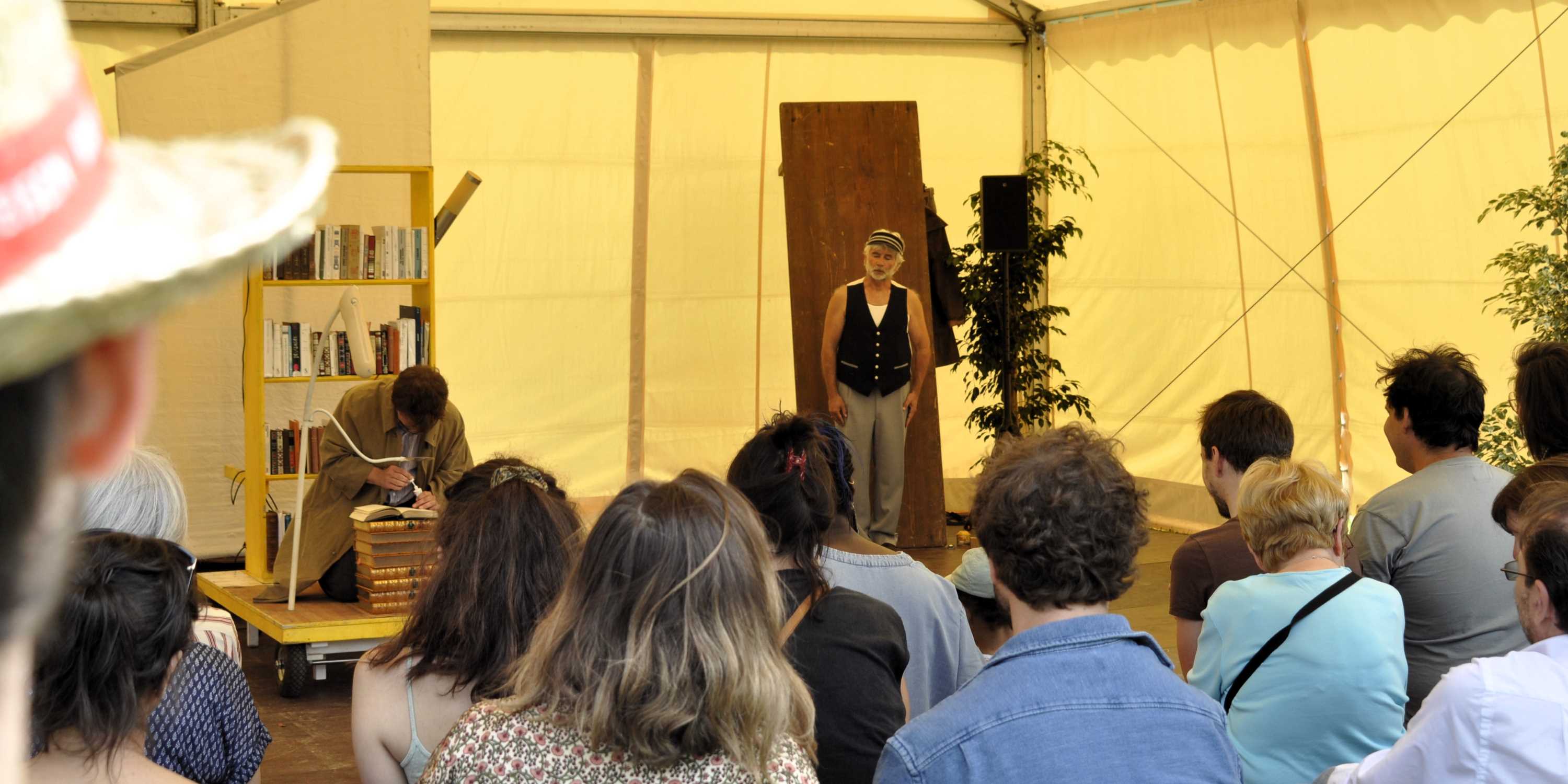 © Christophe Delesques – Deux petits spectacles proposés par Les arTpenteurs, autrement appelés des « pépinières ». Dans Lecture intime, Laurent Annoni incarne un gardien de livres, tiraillé entre son devoir de surveillance et son amour pour la lecture