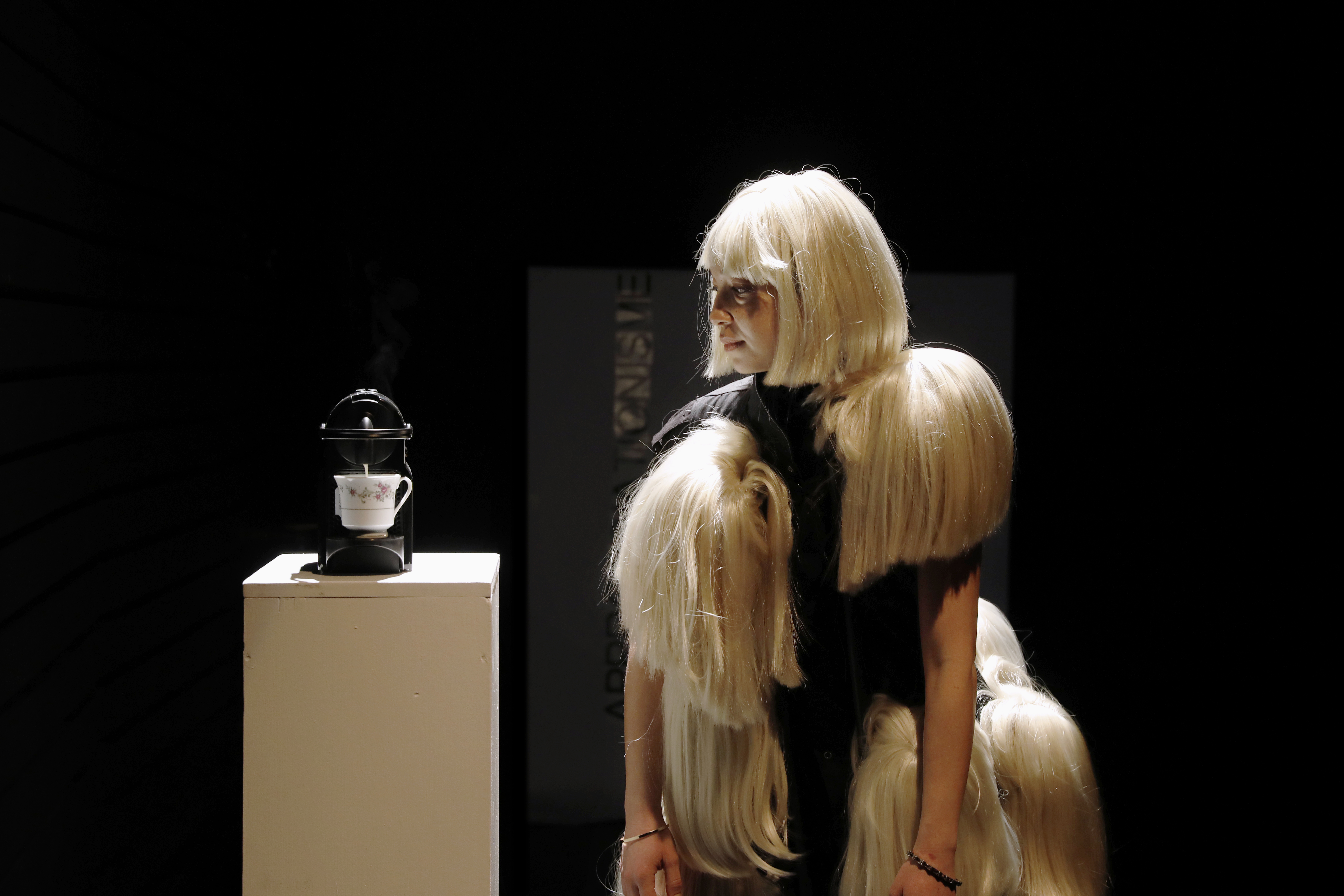 ©Neige Sanchez – Lamya Moussa évoque le travail dégradant et sous-qualifié d’assistante, après l’obtention d’un diplôme en arts