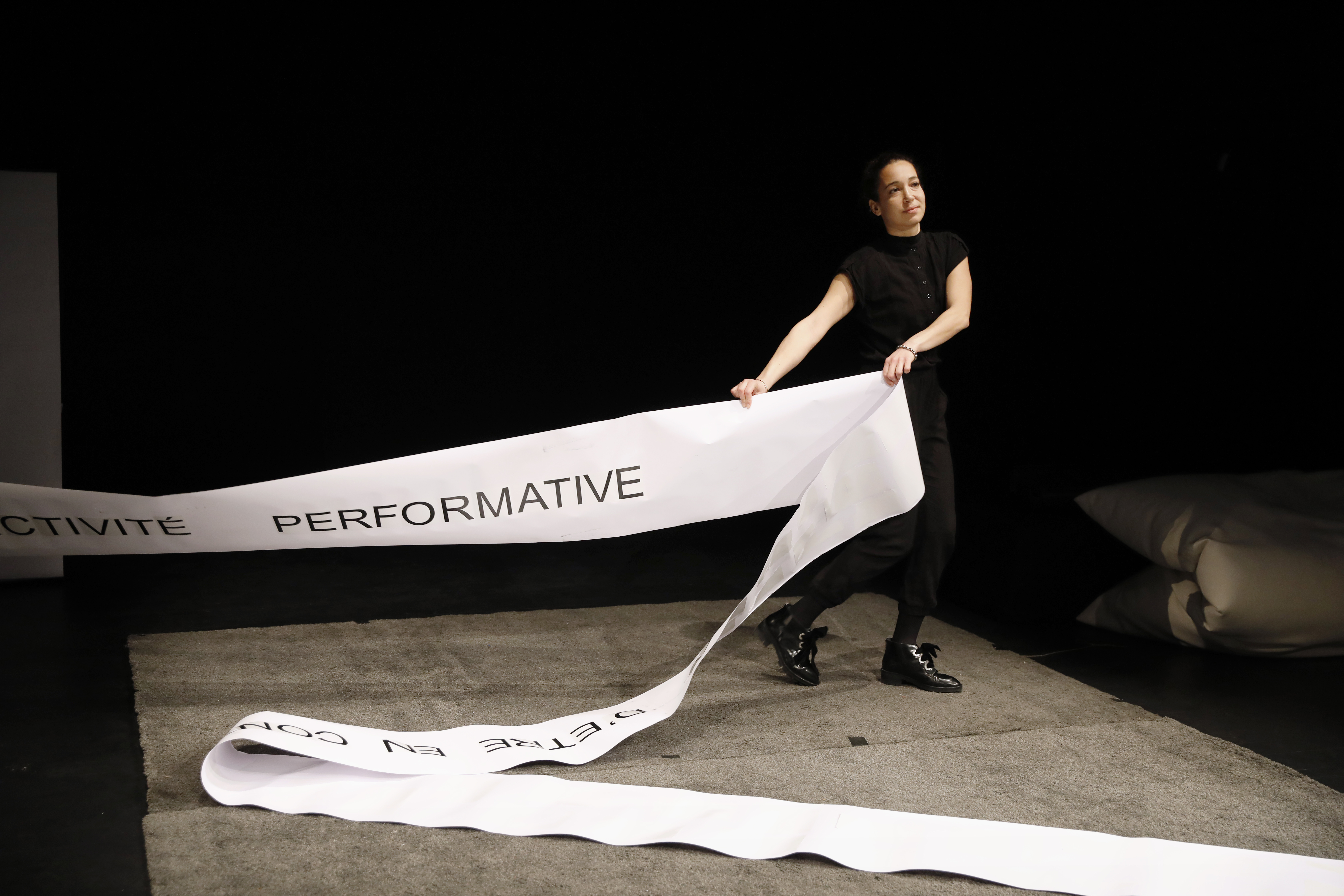 ©Neige Sanchez – Un texte est déroulé sur des pas de danse entraînants 