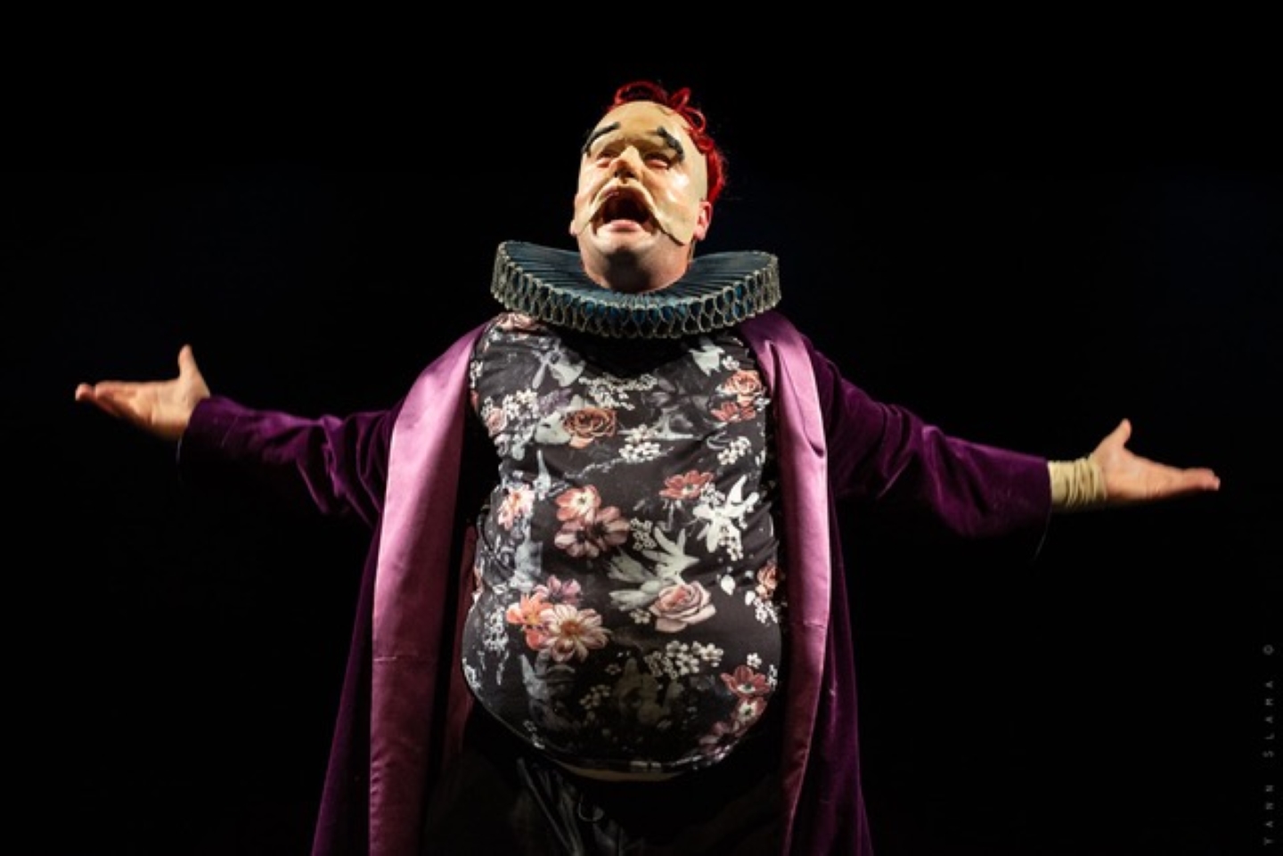 © Yann Slama – Dylan Ferreux en training, t-shirt à fleurs et robe de chambre, tient avec brio le rôle principal de Pozna