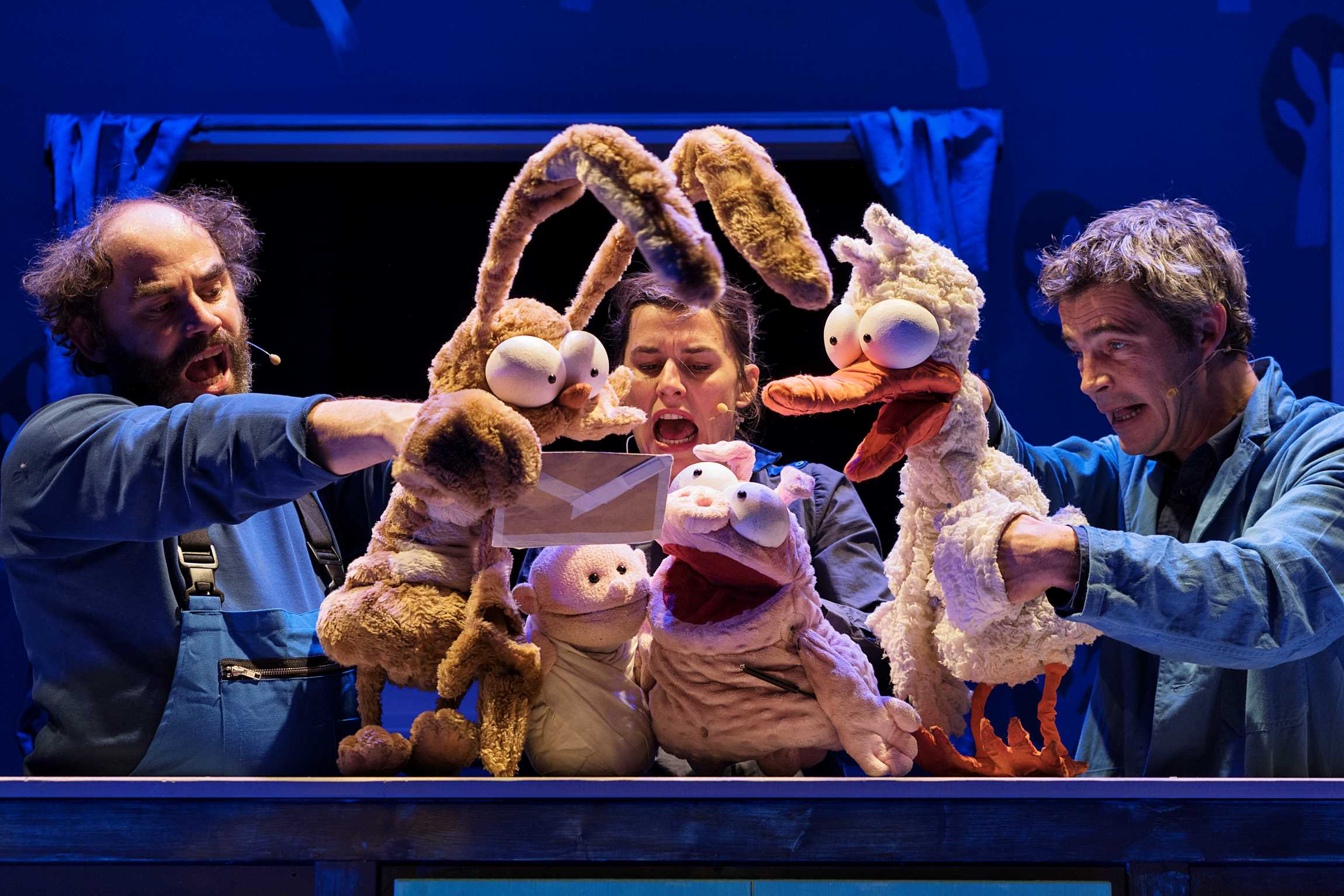 © Cédric Vincensini – De gauche à droite : Jacques Douplat qui incarne le Lapin, le Bébé, Maud Faucherre qui incarne le Cochon et le Canard animé par Olivier Carrel. Les trois compères découvrent l’adresse à laquelle ils doivent livrer le Bébé