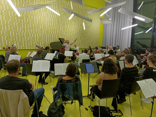 Mozart, Tchaikovsky, von Suppé : un menu très digeste concocté par L’Ensemble Instrumental Neuchâtelois et Nicolas Farine