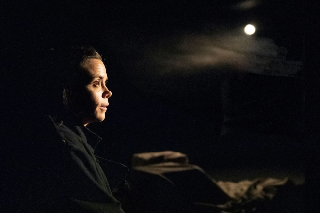 Dans le souffle de Louise, les cris de la foule de demain