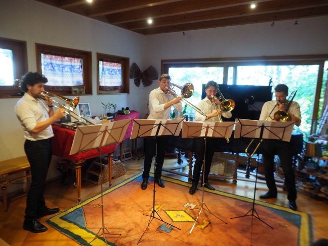 Derrière les coulisses