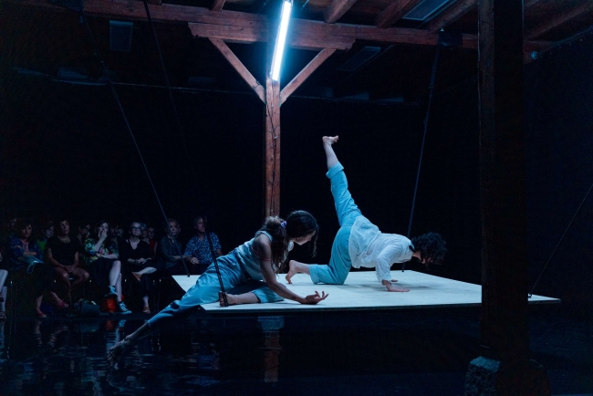 Meanwhile : Le ressac des corps